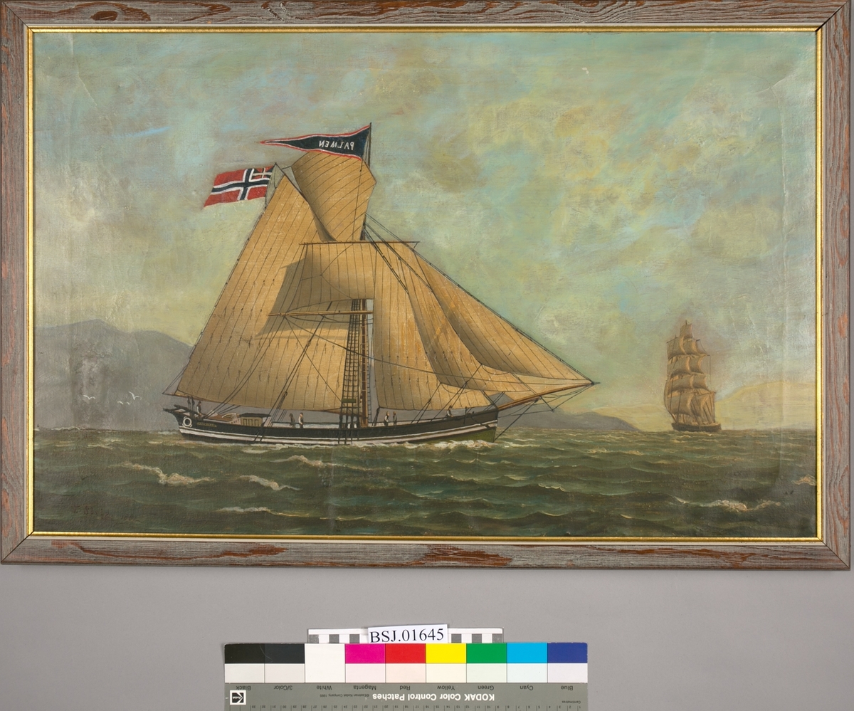 Skipsportrett av jakten PALMEN under fulle seil med unionsflagg. Ser et annet større seilskip under seil foran baug på PALMEN.