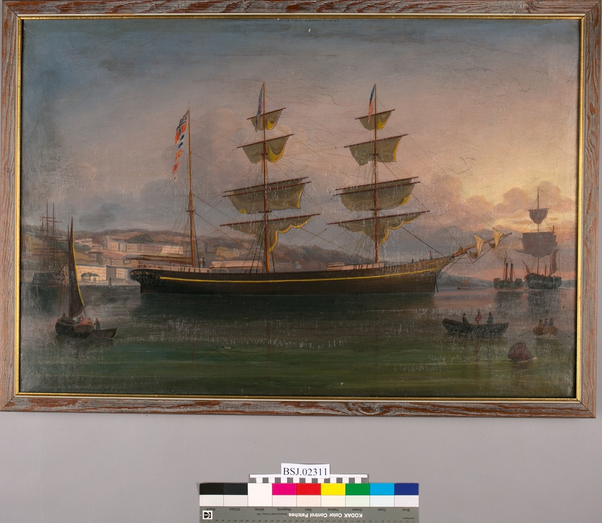 Skipsportrett av bark STANLEY liggende i Queenstown. Det amerikanske flagg vaier på fokkemasten samt kjenningsignaler J.R.B.S. og unionsflagg på mesanmasten.
