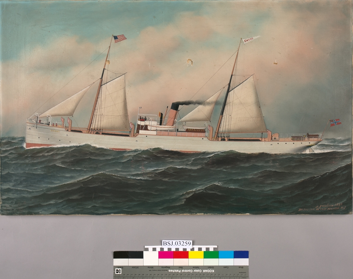 Skipsportrett av dampskipet GWENT under fart med seilføring i åpen sjø med amerikanske flagg i mast samt unionsflagg akter.