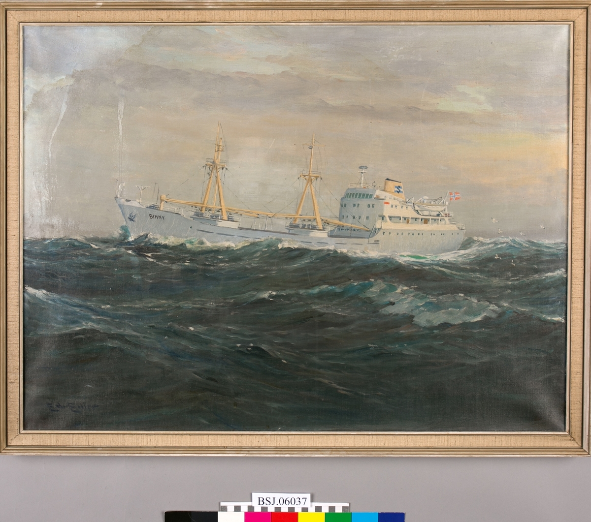 Skipsportrett av MS BINNY på åpent hav. Skyer og bølger, måker over bølgene. Skorsteinsmerket til Schanches Rederi og norsk flagg i akter. Navnet på skipet er skrevet i baugen.