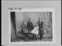 Gruppeportrett i fotoatelier, søskenflokk, bestillers navn M