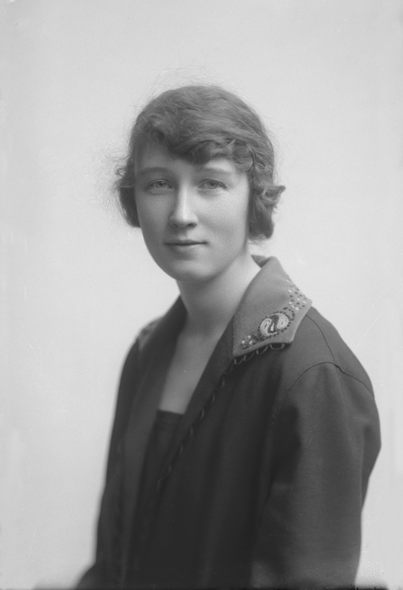 Porträtt från fotografen Maria Teschs ateljé i Linköping. 1910-tal. Ingeborg "Inga" Axner.