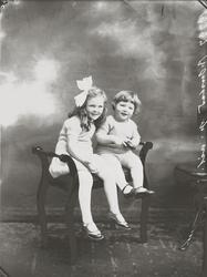 Portrett av to barn, bestillers navn er B. Onstad.