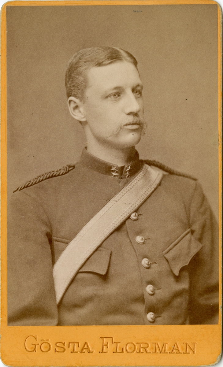 Porträtt av Arvid Edmund Rudling, löjtnant vid artilleriet.

Se även bild AMA.0008439 och AMA.0008387.