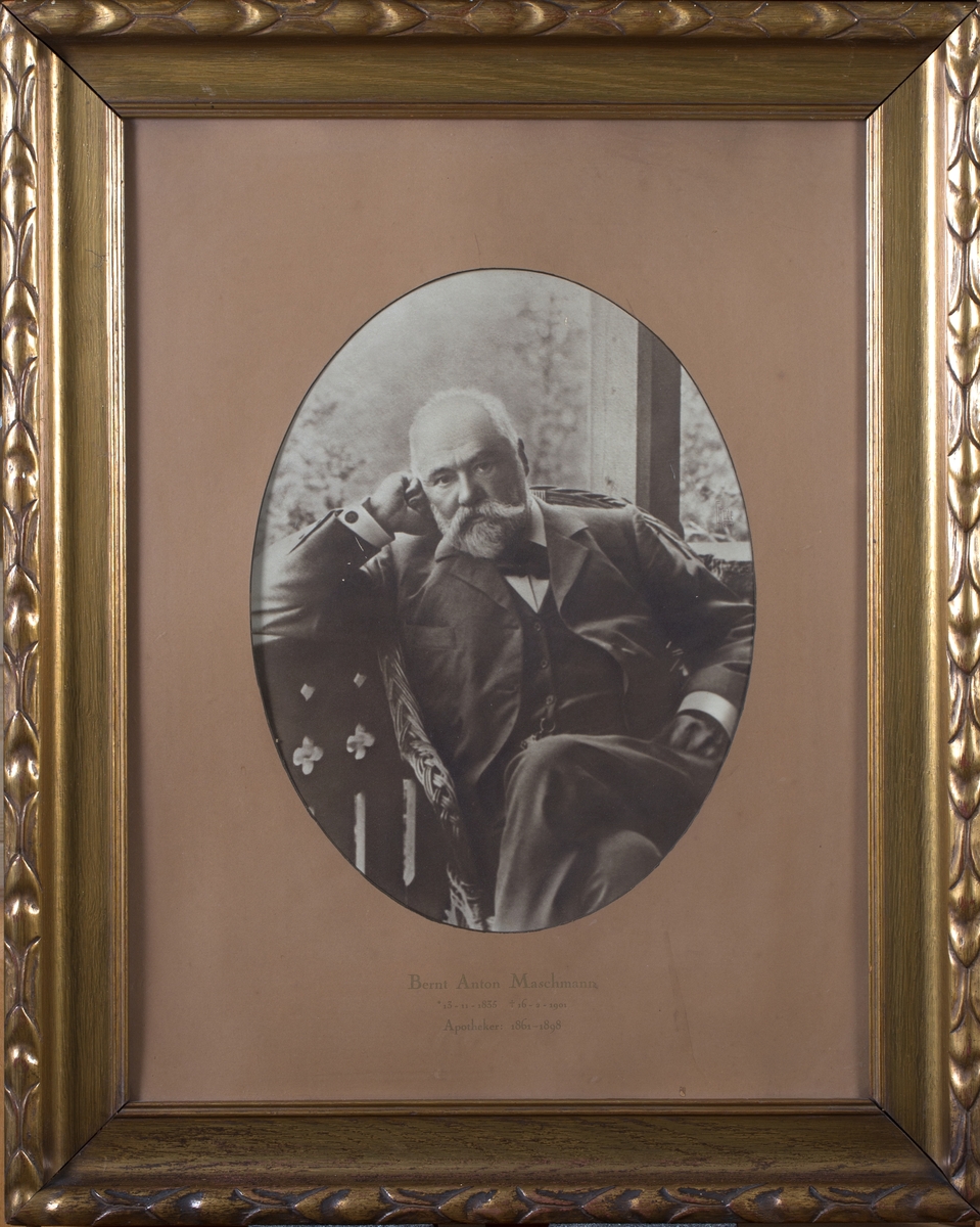 Portrett av apoteker Bernt Anton Maschmann. Sittende halvfigur.