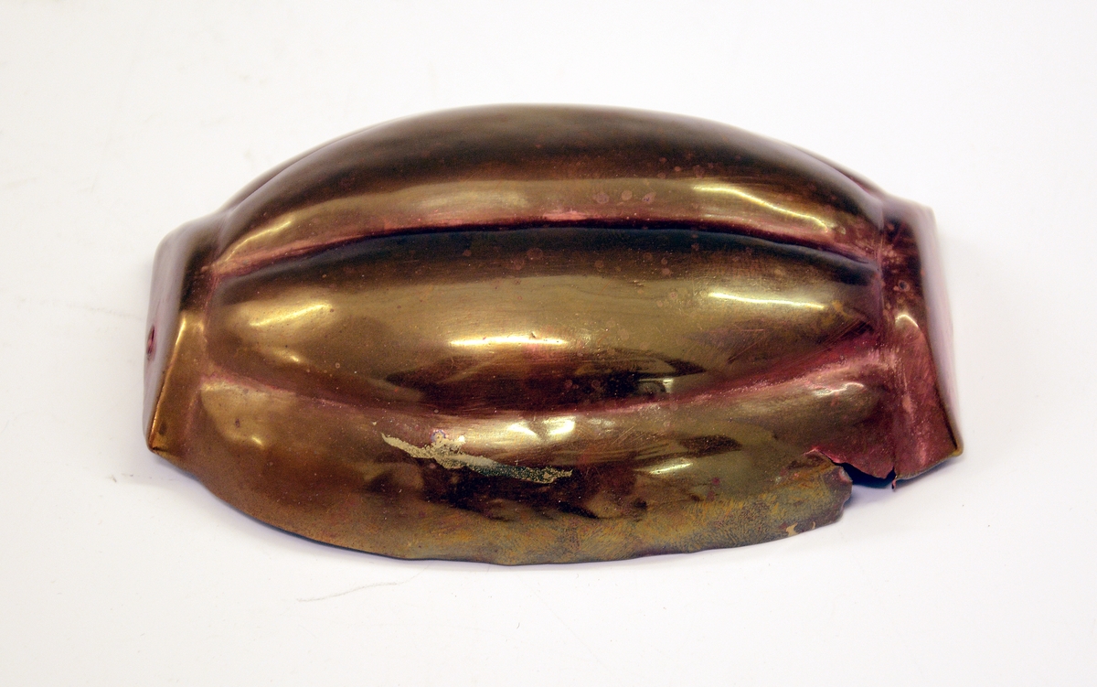 Liten puddingform av kobber, oval form med to bølger.