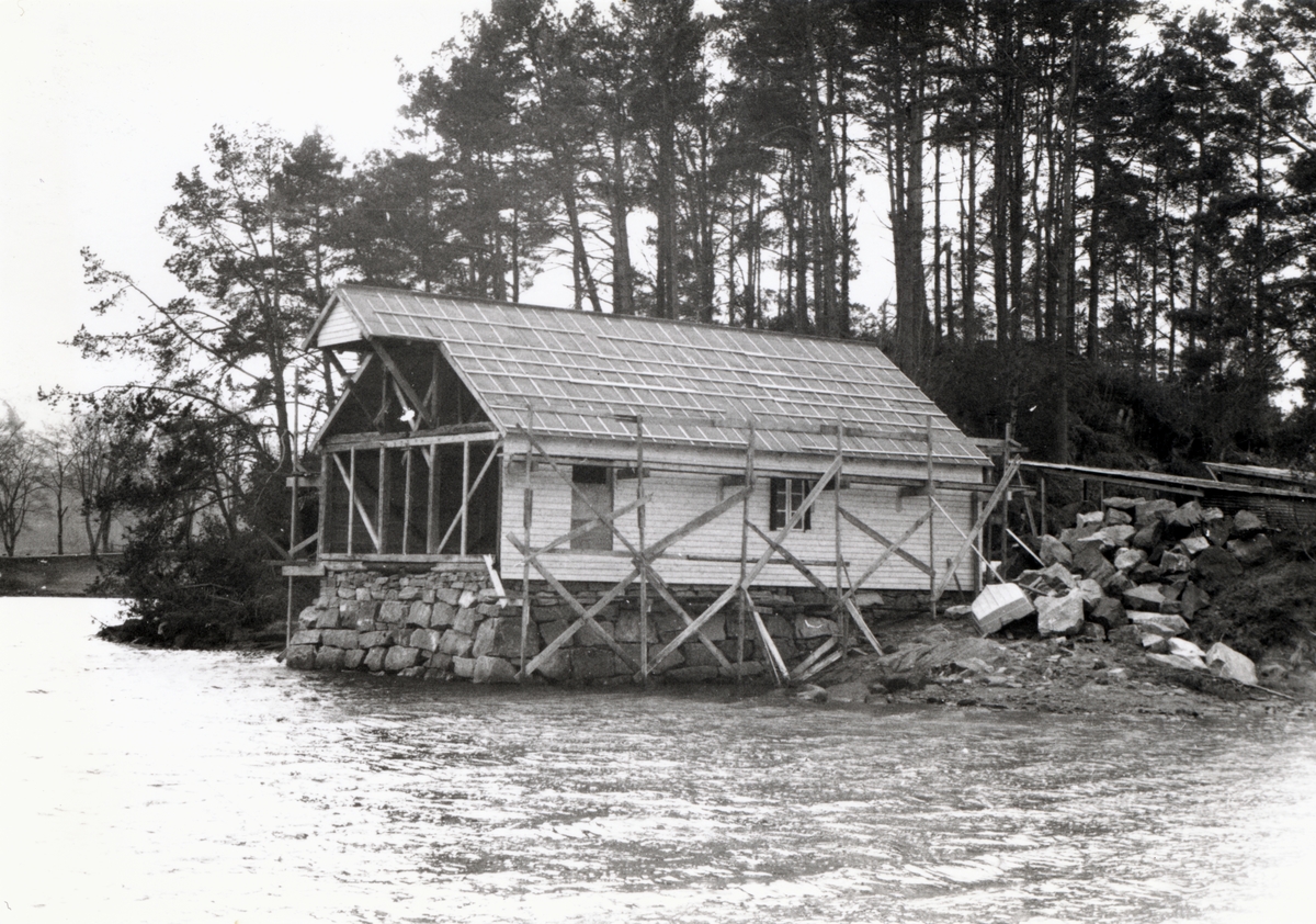 Bildeserie av gjenoppføringa av Larsnesbua, også kallt Seljeset-buda på Sunnmøre Museum, februar 1992. Einar Fagerli er arbeidsleiar for arbeidet, og det er gjennom "Arbeid for trygd"- ordninga ein har fått folk til arbeidet.