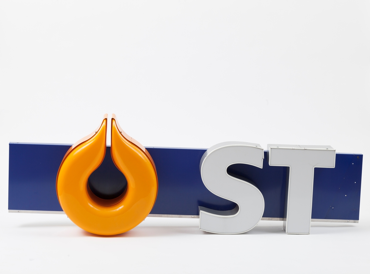 Langt Statoilskilt som har vært montert på siden av taket over bensinpumpene på bensinstasjon. Skiltet ble ved avmontering delt i tre deler, som sammensatt danner et skilt. Skiltet er blått med en påmontert oransje stilisert dråpe i hard plast. Hvite bokstaver danner navnet Statoil. Bokstavene er i lettmetall og plast som er montert på skiltet. Del A er med oransje dråpe + bokstavene ST