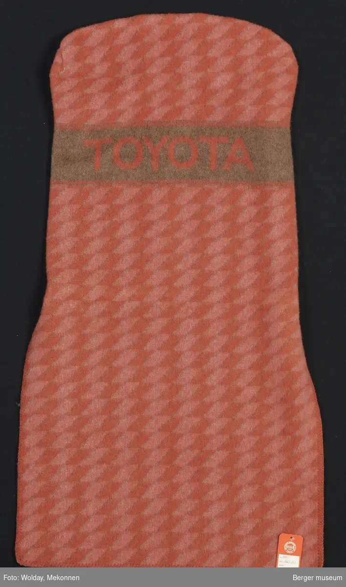 Setetrekk med lomme for seterygg påsydd to strikker
Små romber
Logo Toyota