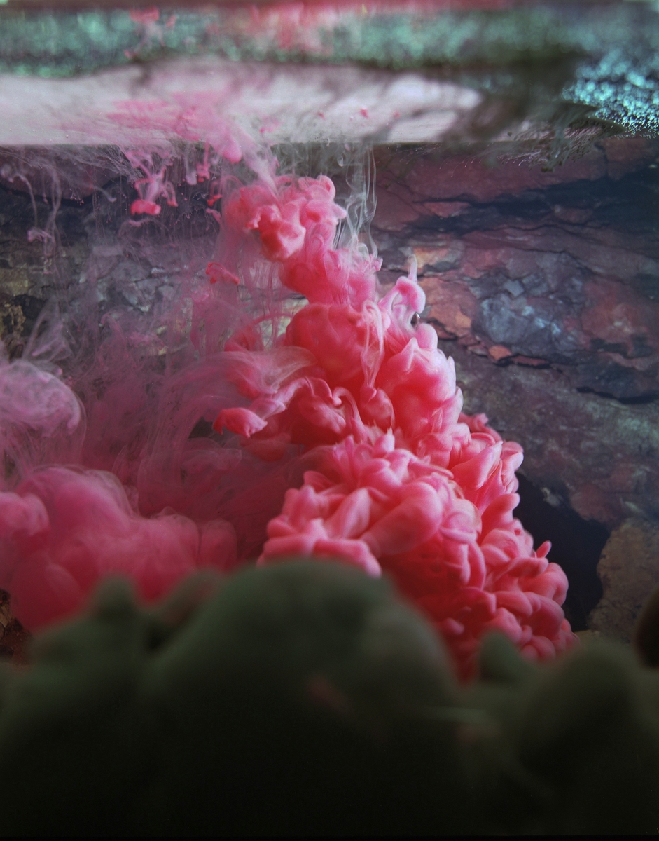 Fotografiet viser et abstrakt motiv av farge som oppløses i vann.