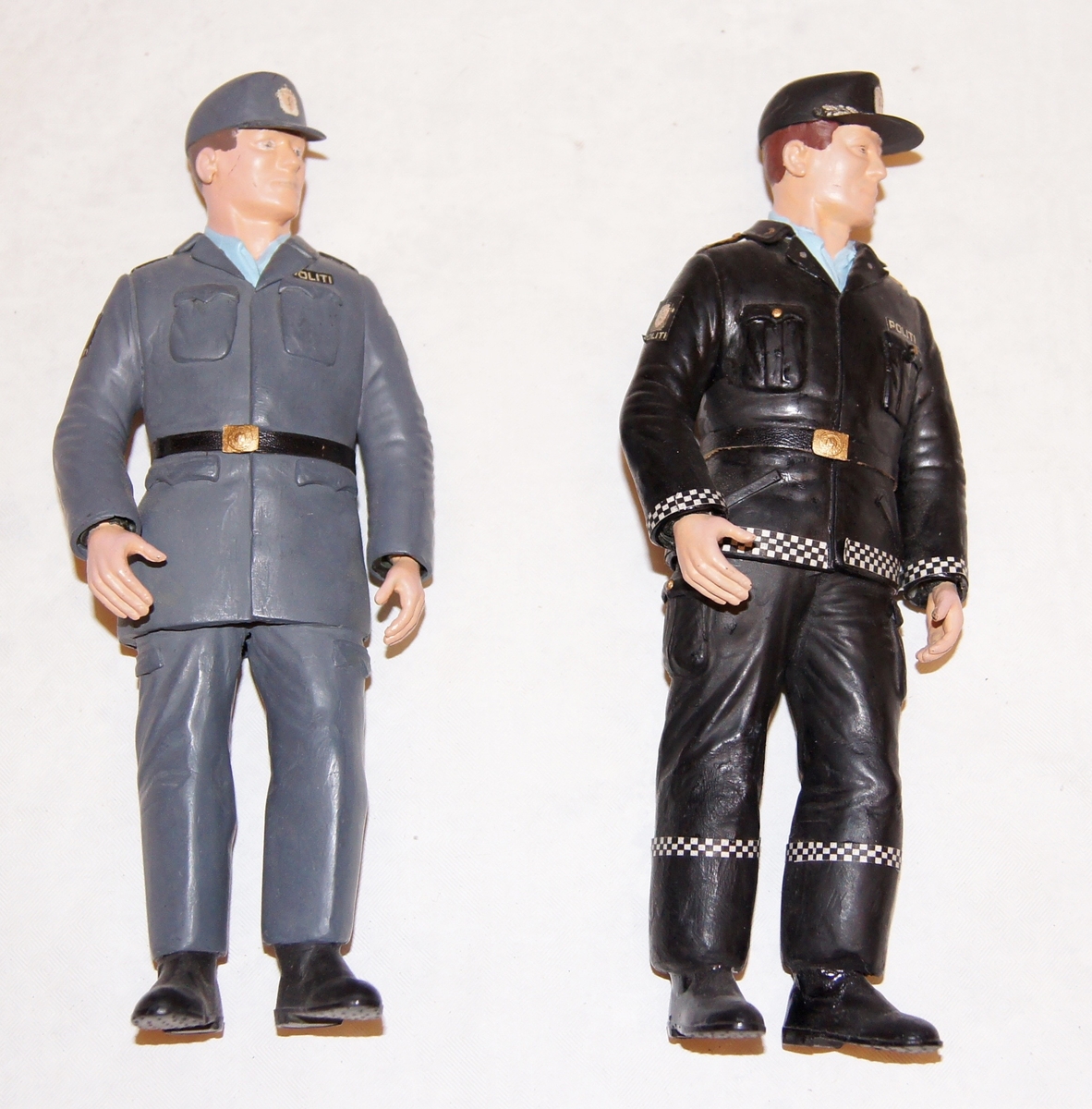 To små politifigurer iført feltuniform og tjenesteantrekk 2 reglementert fra 1995.