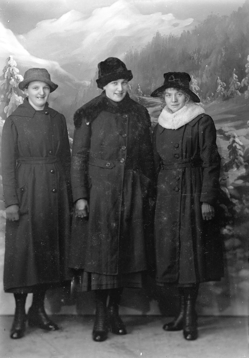 Vintermotiv, tre unga kvinnor.