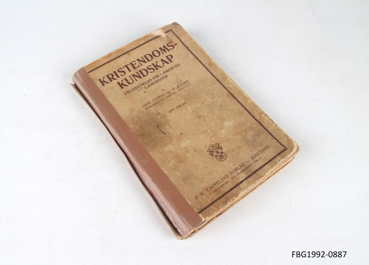 Innbundet lærebok brukt til kristendomsundervisning.