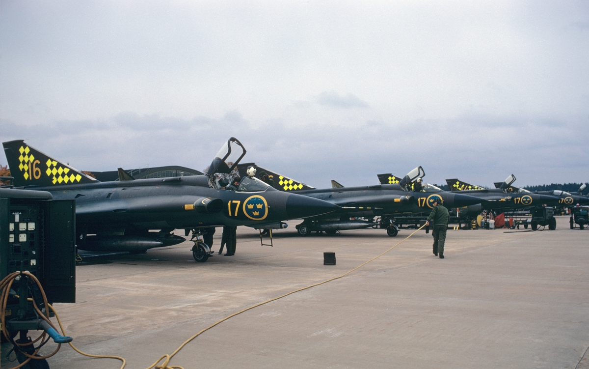 Klargöring av flygplan J 35 tillhörande F 17 Blekinge flygflottilj Malmens flygfält, hösten 1973. Serie om 3 bilder.