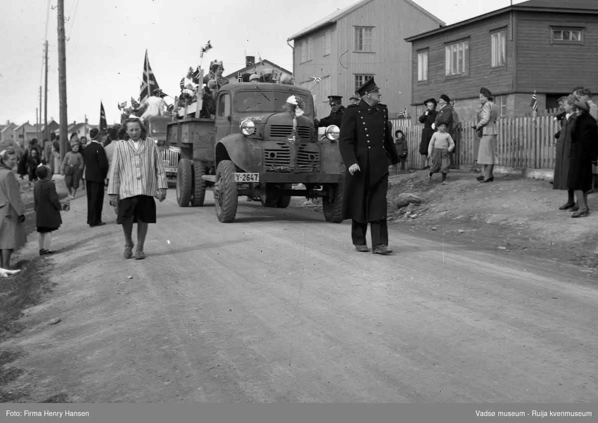 17. mai 1951 Vadsø, Nyborgveien. Toget går østover med politi Olav Wickstrøm forrerst.