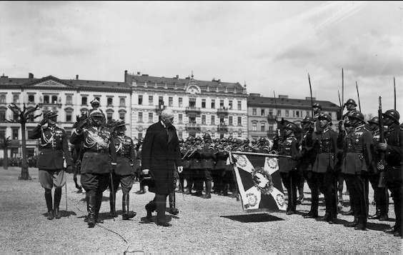 Pansarbilvapnets inträde i vår armé". Major Wilhelm Odelbergs rapporter m.m. Från studiekommenderingar under åren 1922-34 rörande P B vapnet i främmande arméer samt egna arméförsök. Från paraden i Warszawa på nationaldagen den 3 maj 1930.