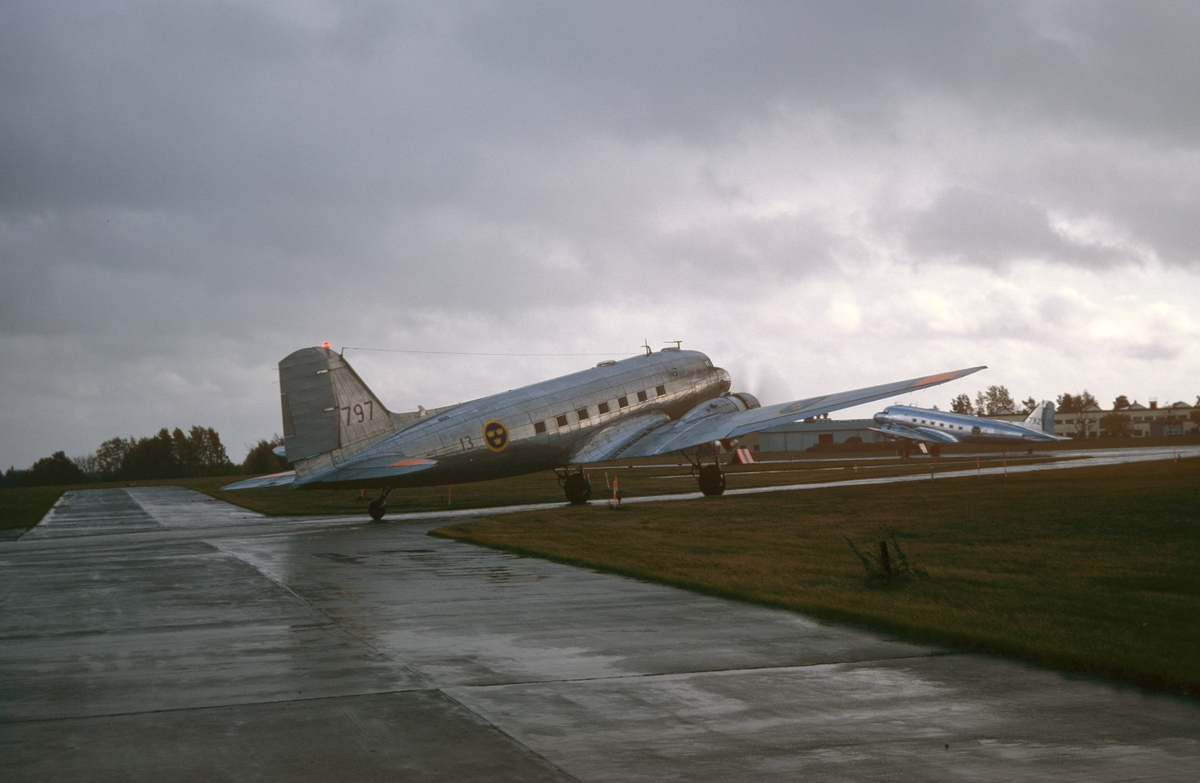 Flygvapnets alla sex flygplan TP 79 på Malmens flygfält den 8 september 1981. Flygplanen uppställda på fältet, vid uttaxning och start från flygfältet och flygande i luften. Serie om 20 bilder.