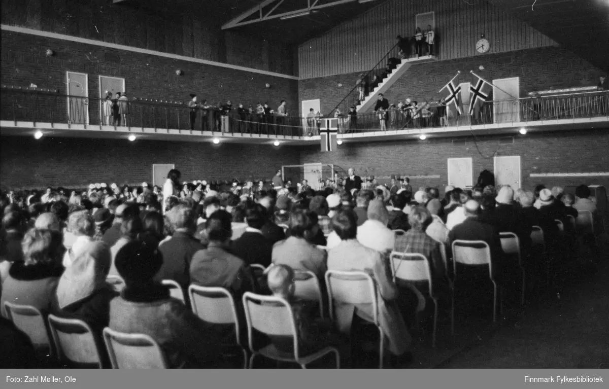 17.mai i Vadsø 1979. Fotografert av Ole Zahl Mölö. Publikum i salen, hører muligens på en 17.mai tale.