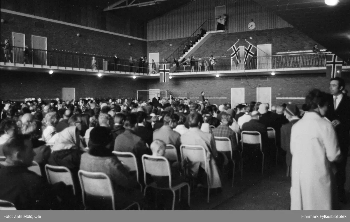 17.mai i Vadsø ca. 1970. Fotografert av Ole Zahl Mölö. Publikum i salen, hører muligens på en 17.mai tale.