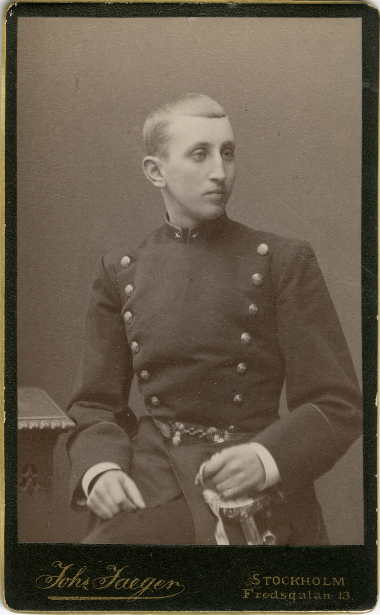 Porträtt av Alexis Edvard Ulrik Kuylenstierna, underlöjtnant vid Södermanlands regemente I 10.
Se även bild AMA.0007722.