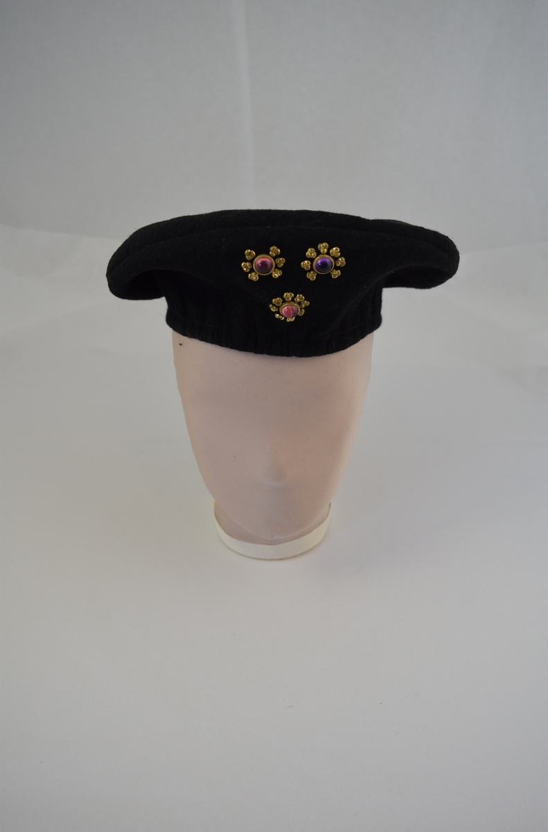 3 smykkesteiner i messingfarget innfatning.