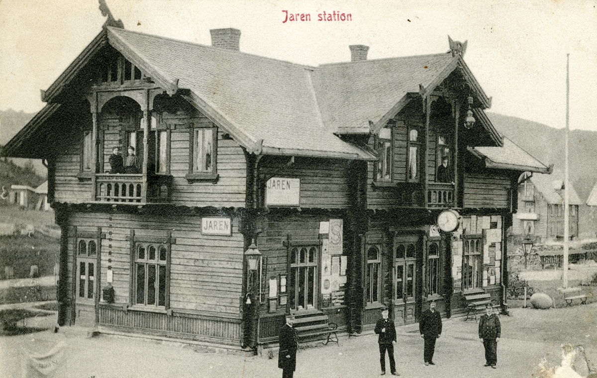 Postkort med bilde av Jaren stasjon. Kortet er sendt til Ole Islandsmoen, Bagn den 03.01.1912.