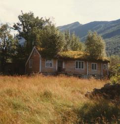 Et gammelt stovehus på Midtgård i Sykkylven.