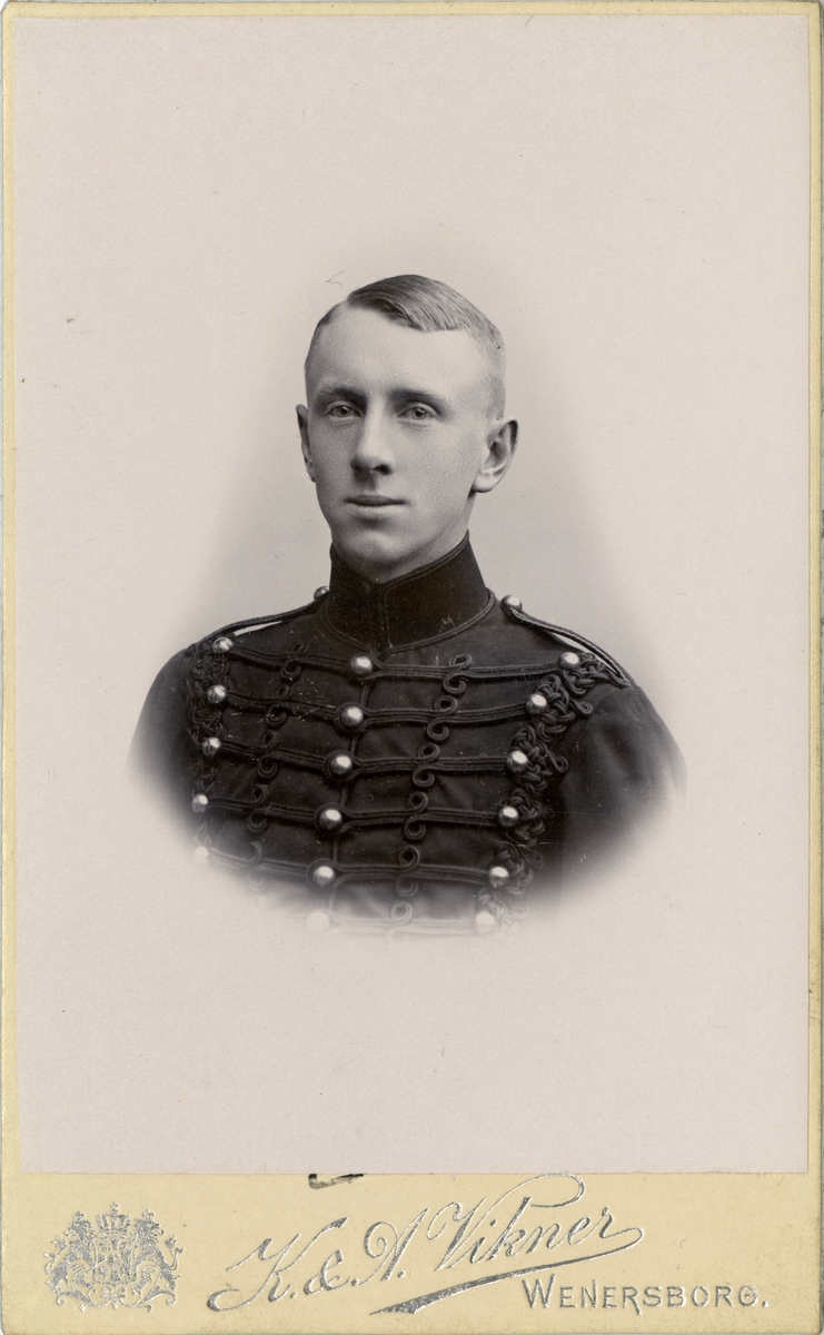 Porträtt av Johan (John) August Hallgren, officer vid artilleriet.

Se även bild AMA.0007587, AMA.0009450 och AMA.0009724.