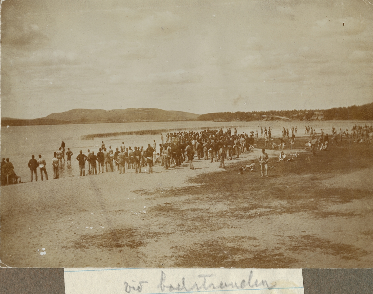 Soldater från Hälsinge regemente samlade på badstranden, troligtvis vid Florsjön.