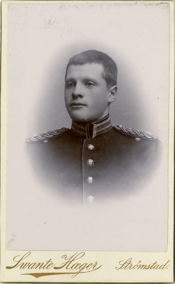 Porträtt av Carl Hjalmar Ekstedt, löjtnant vid Upplands regemente I 8.
Se även AMA.0009812.