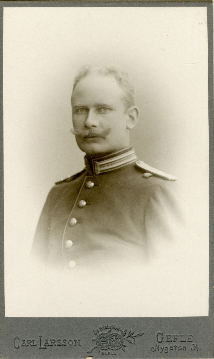 Porträtt av Klas Samuel Oskar Gyllenadler, löjtnant vid Upplands regemente I 8.