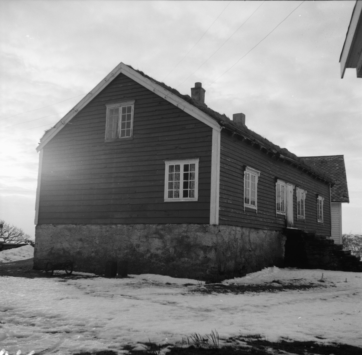 Dokumentasjonsbilder i serie av et gammelt våningshus på Molnes, Vigra.