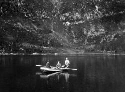 Foto trolig av to kvinner og en mann ute på rotur. Det er us