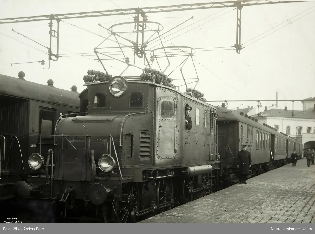 Elektrisk lokomotiv type El 1 nr. 2006 foran tog på Vestbanen