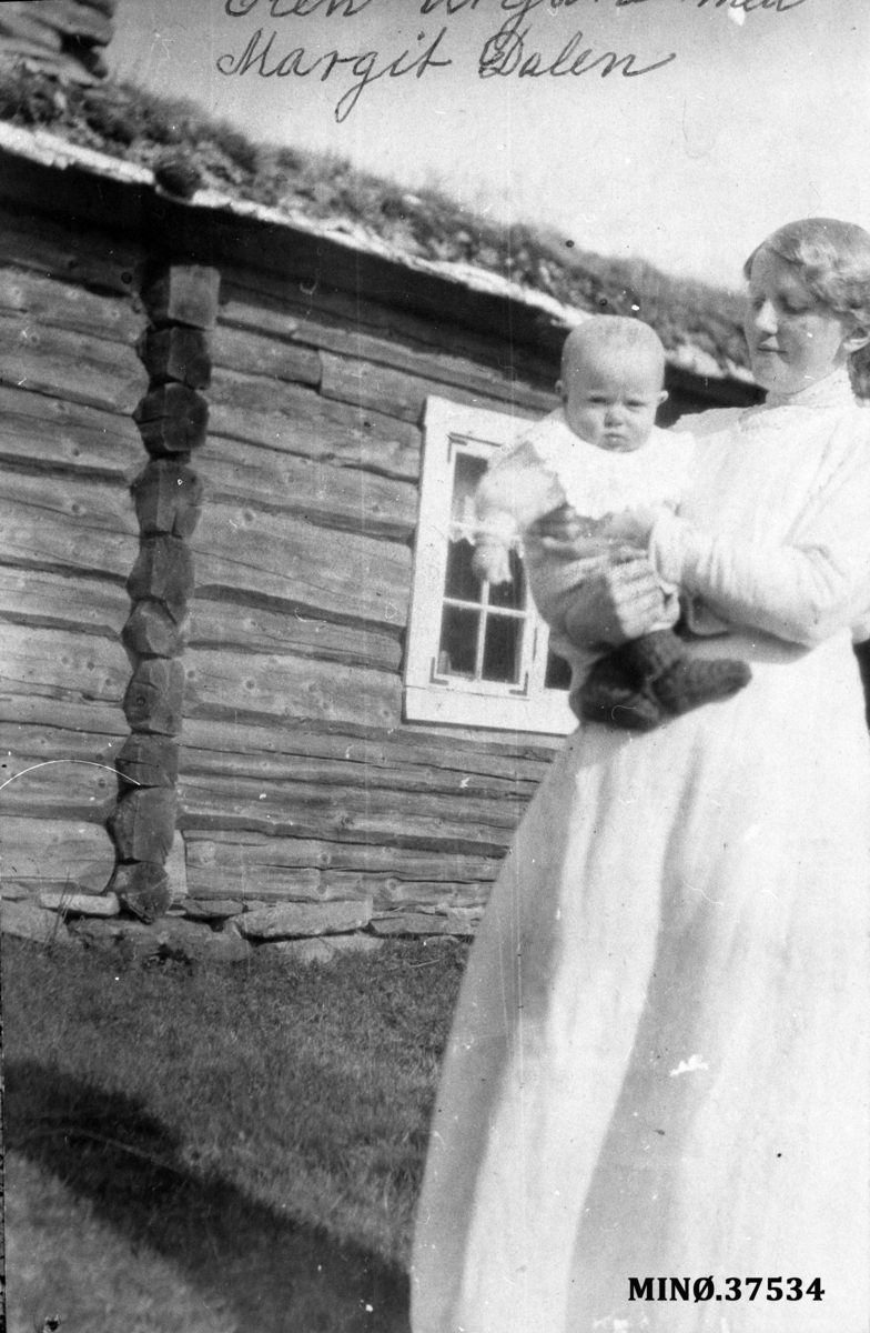 Kvinne og barn. Elen Utgård med Margit Dalen på armen.