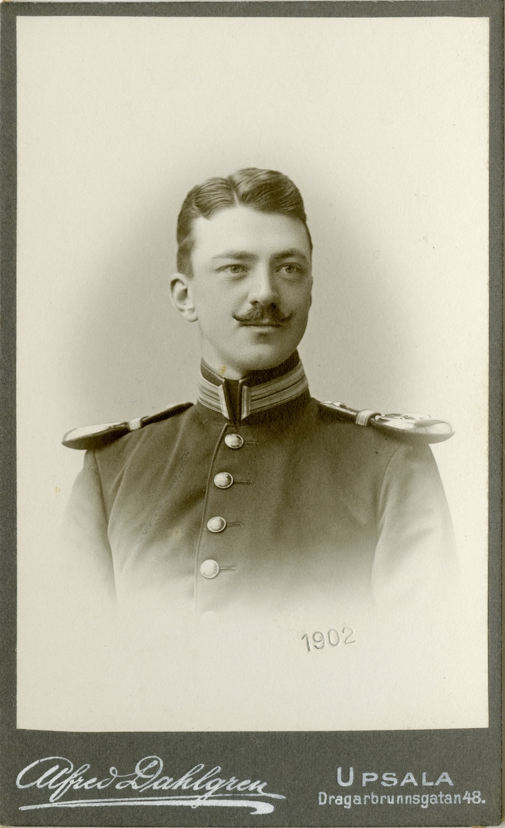 Porträtt av Karl Hampus Teodor Palm, löjtnant vid Upplands regemente I 8.
Se även AMA.0009840.
