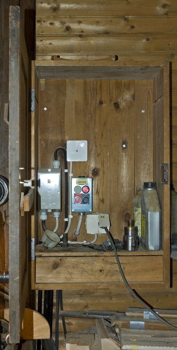 Väggskåp av trä för förvaring av verktyg. Verktygsskåpet är grönmålat och dörren är tillverkad med ram och fyllning. Skåpet har elektrisk strömbrytare inbyggd. Skåpet har utdragslåda i botten märkt b. 
Lådmått: B= 453 mm, Dj= 163 mm, H= 90 mm.

Funktion: Möbel för förvaring av verktyg