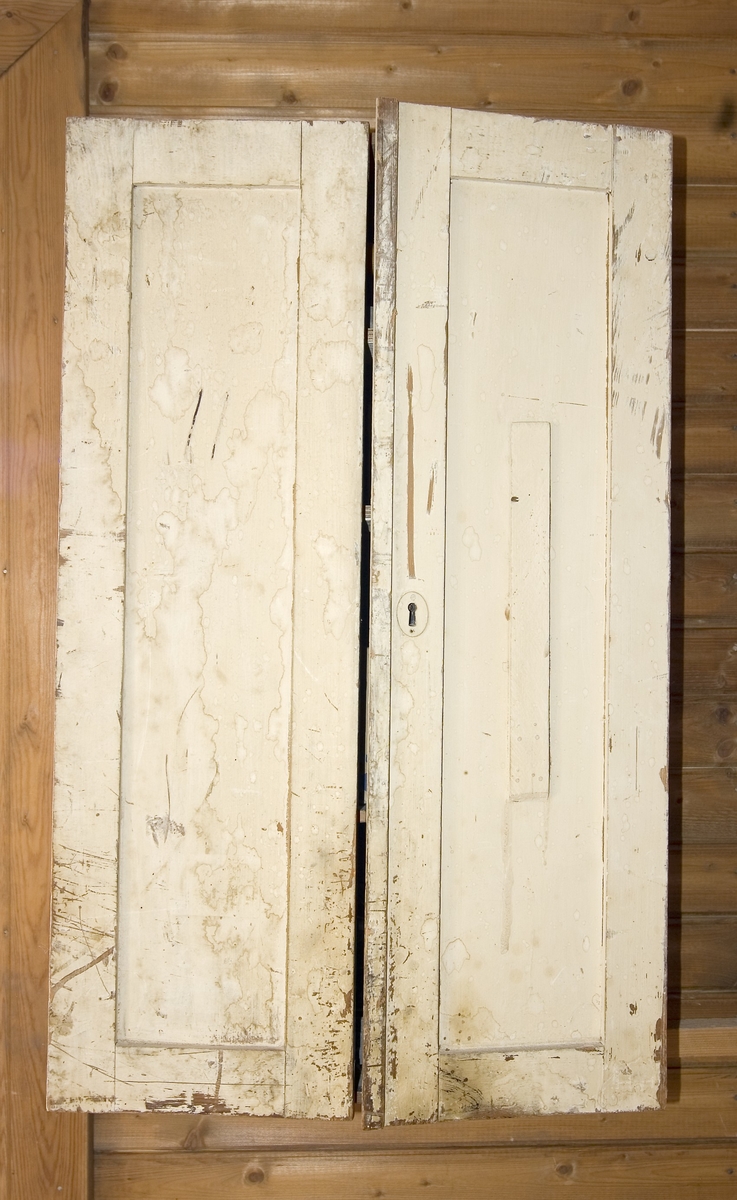 Skåp av trä för förvaring av verktyg. Verktygsskåpet har två dörrar som är tillverkad med ram och fyllning. Skåpet är omålat. På skåpet är 10 inristat på den ena dörren.

Ommärkt. Tidigare SK:REK 9040 a.

Funktion: Möbel för förvaring av verktyg