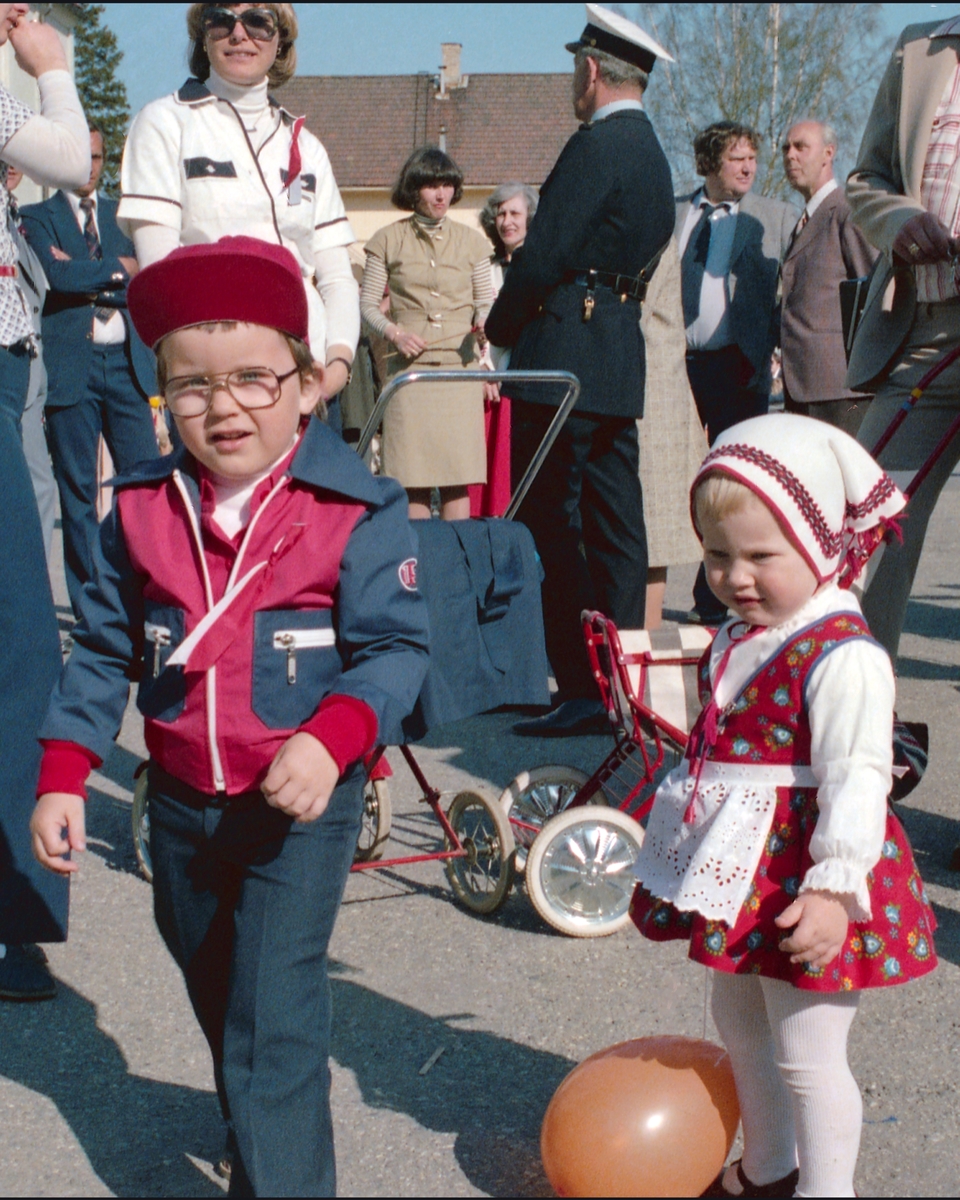17.mai tog og feiring, Sagdalen Skole, Strømmen, samt kransnedleggelse ved minnesmerke over falne fra Skedsmo, nord for Strømmen kirke , reportasjebilder