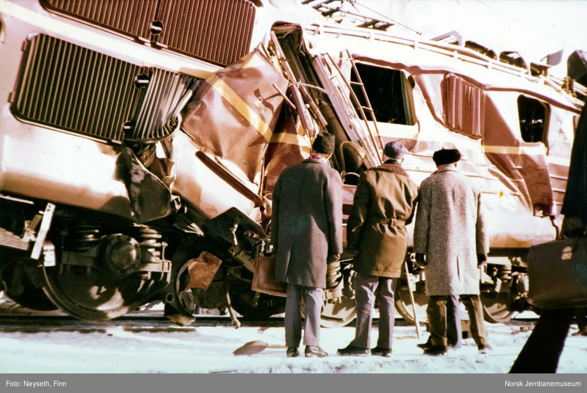 Lokomotivene fra Tretten-ulykken, fotografert på Tretten stasjon, sett fra vest