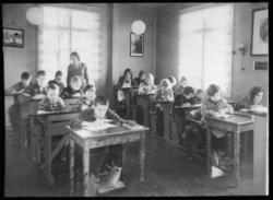 "230. Vanførehjemmet. Fra skolestuen. Vikarlærerinne frk. Kl