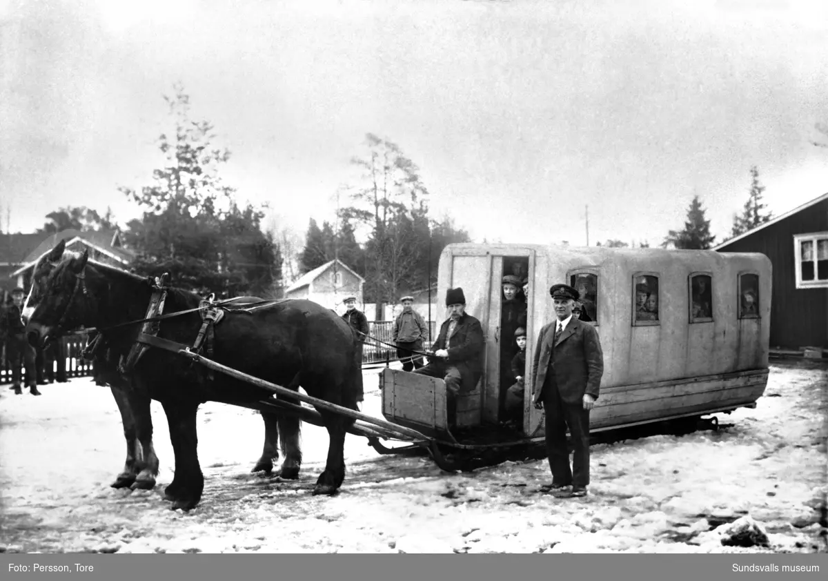 Buss på medar på linjen Njurundabommen-Kubenplan. Komplement till båttrafiken före 1916. Foto taget för Sundsvalls-Posten. Kusken heter Johannes Halén, i bakgrunden August Andersson, bussens ägare Johannes Svensson.