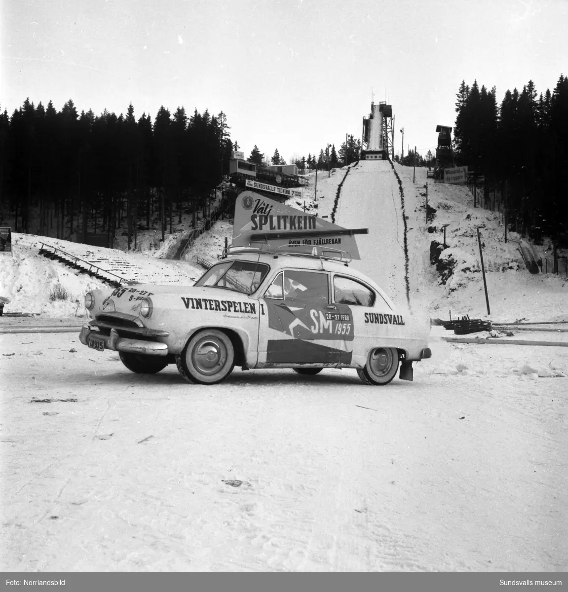 Skid-SM 1955. Bilder från hoppbacken i Kubikenborg tagna för Lennart Myhrgrens reklambyrå (LM Reklam).