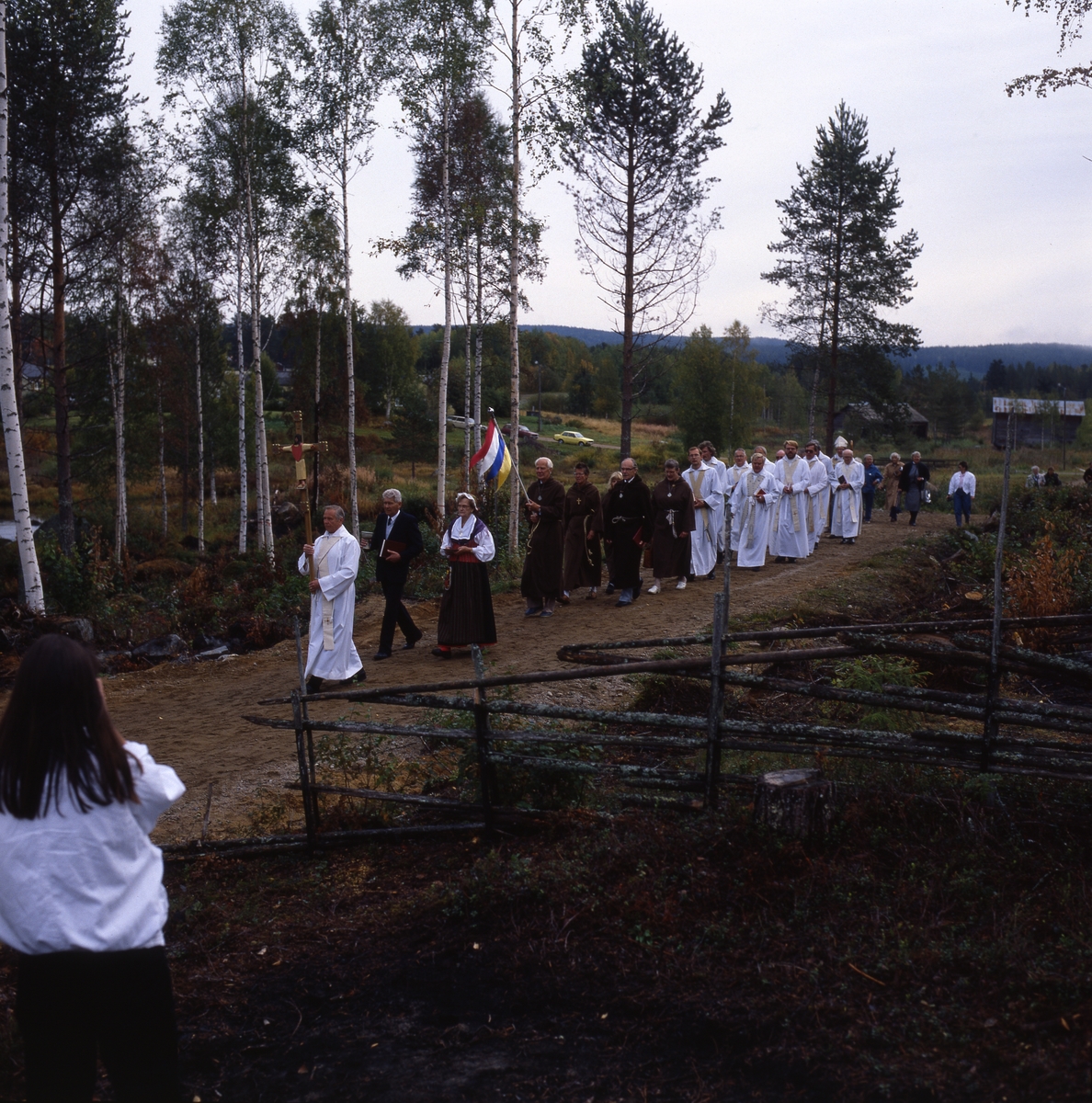Invigning av St: Olofs Offerkyrka, Stavkyrkan i Kårböle 17 september 1989 av ärkebiskop Sundby.