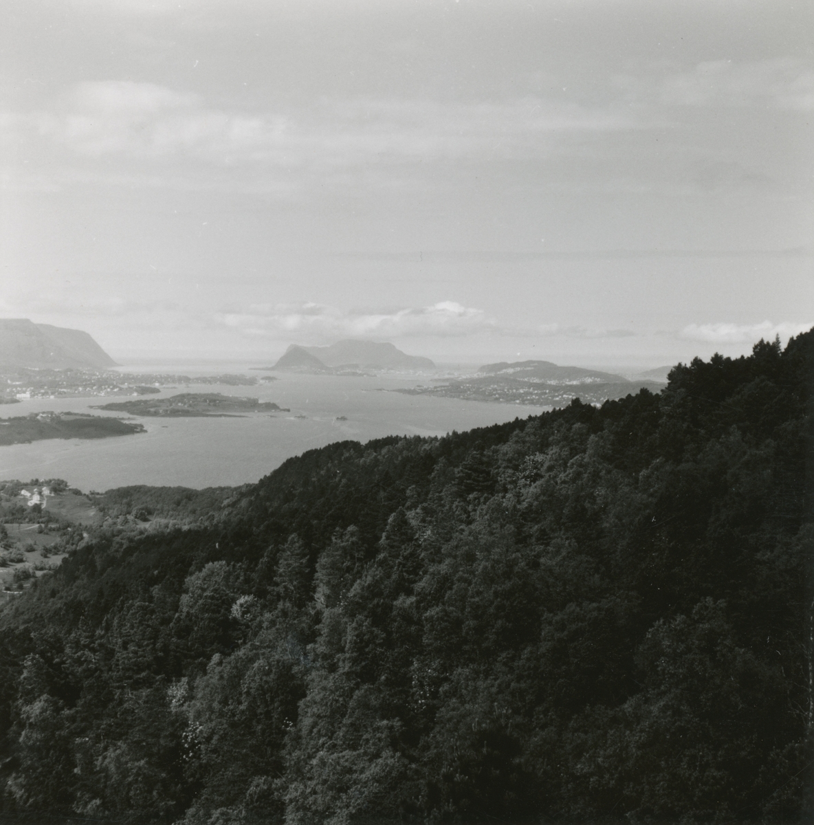 Utsikt fra Blindheimsfjellet med retning sør og vest.
