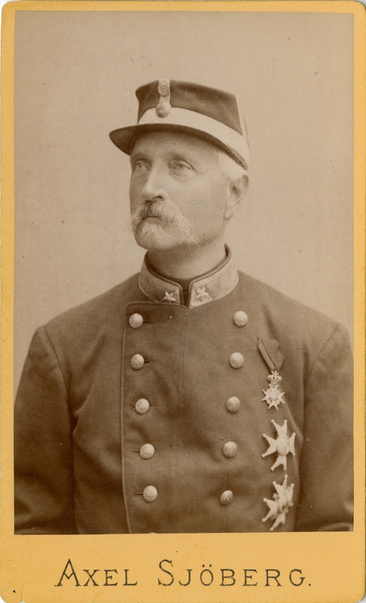Porträtt av Malcolm Hamilton, överste vid Västgöta regemente I 6.
Se även bild AMA.0021912.