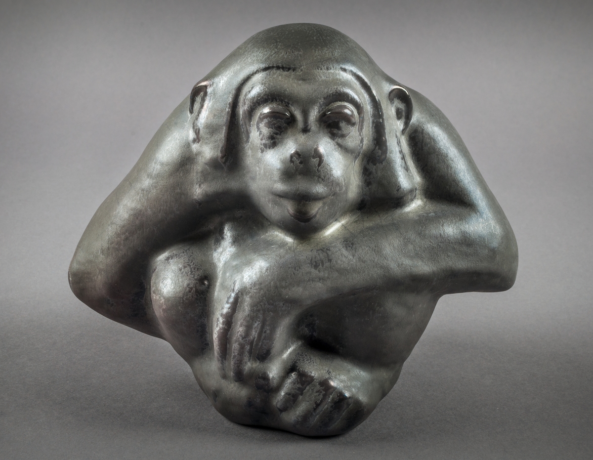 Figurin av lergods föreställande en apa.
