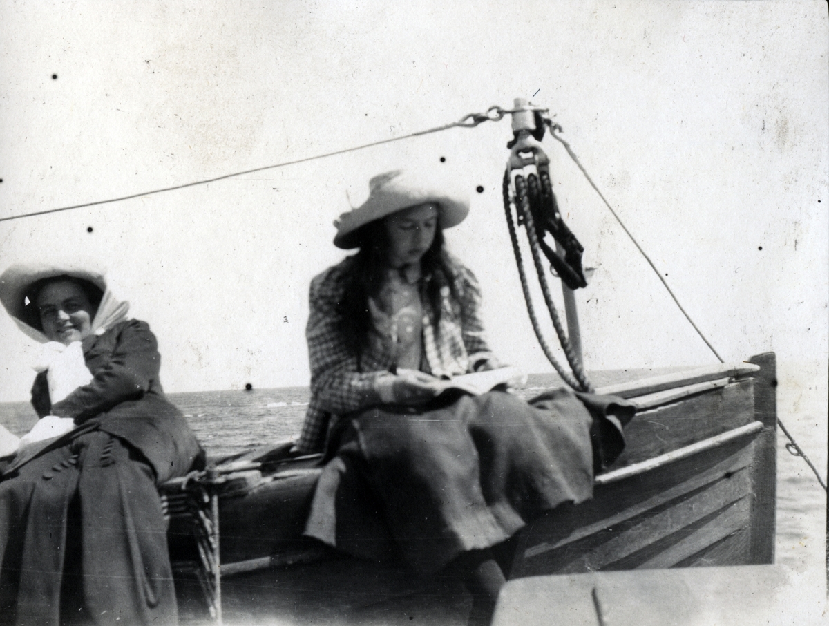 Nina och Harriet Hammarskjöld på en båt.