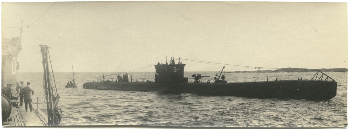 Ubåten GRIPEN i ytläge, fotograferad från ubåten DRAKEN
