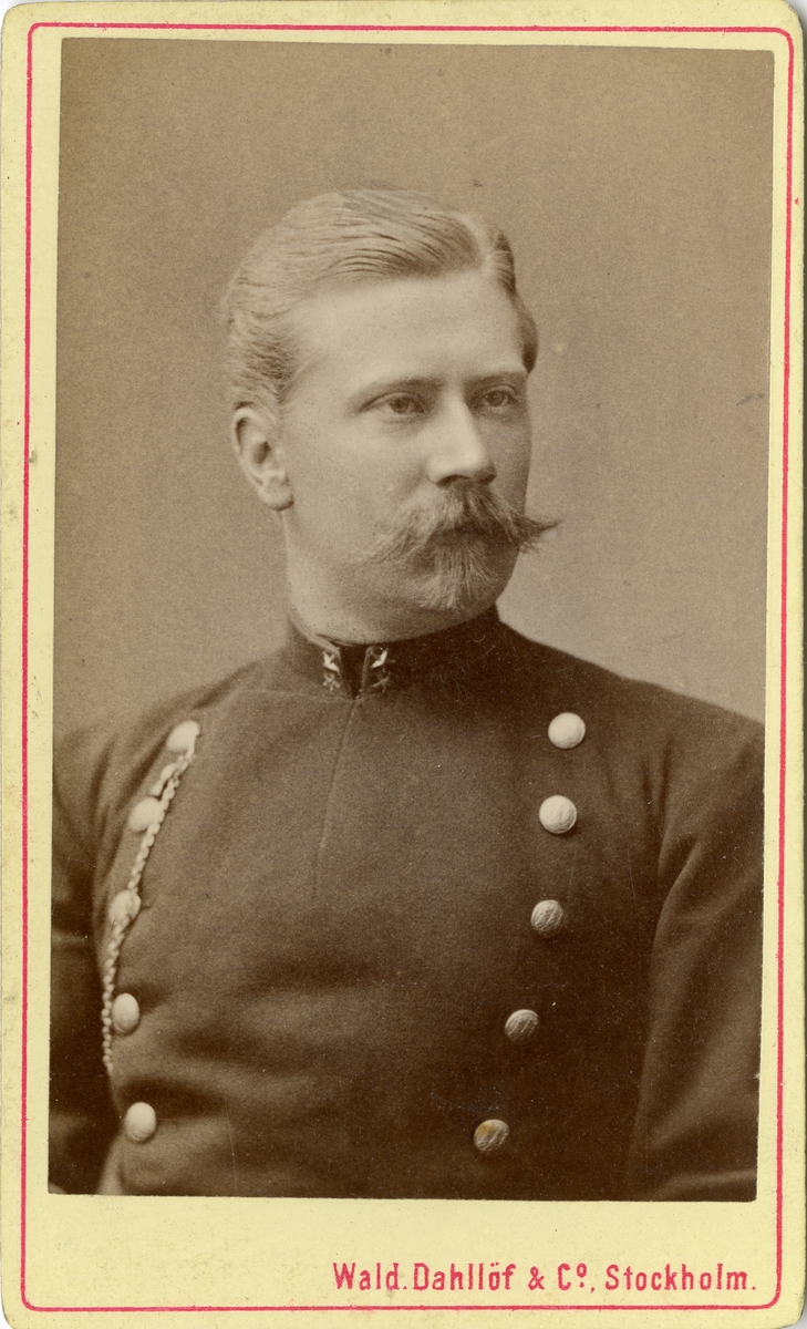 Porträtt av Gustaf August Tersmeden, löjtnant vid Västmanlands regemente I 18.
Se även bild AMA.0009102, AMA.0009128 och AMA.0009853.